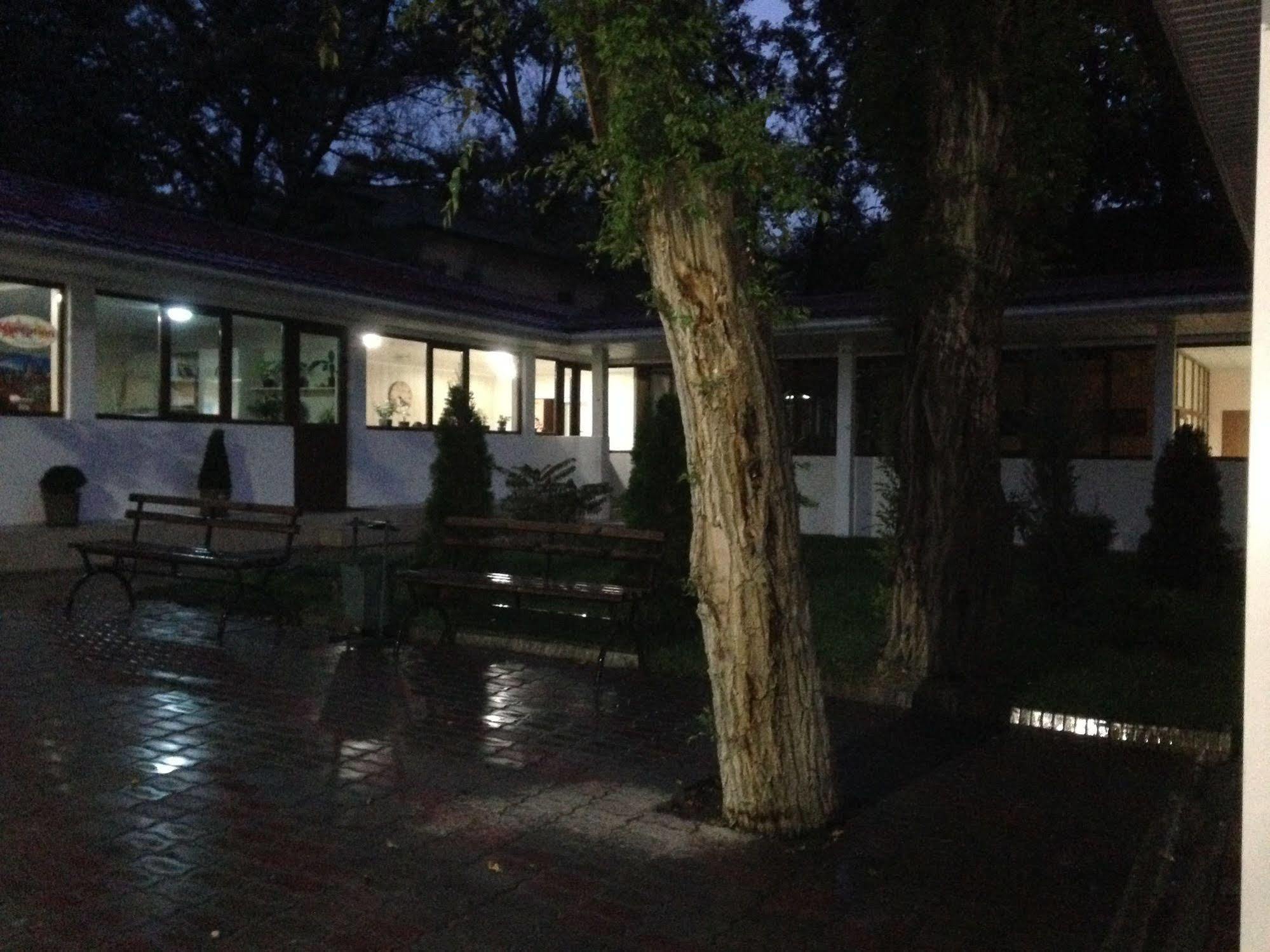 阿拉木图 Fiveseasons旅舍 外观 照片